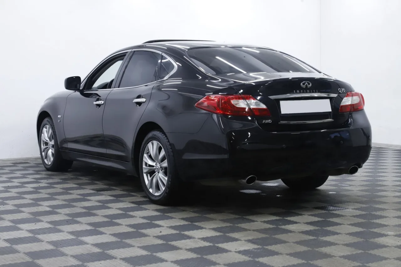 Infiniti Q70