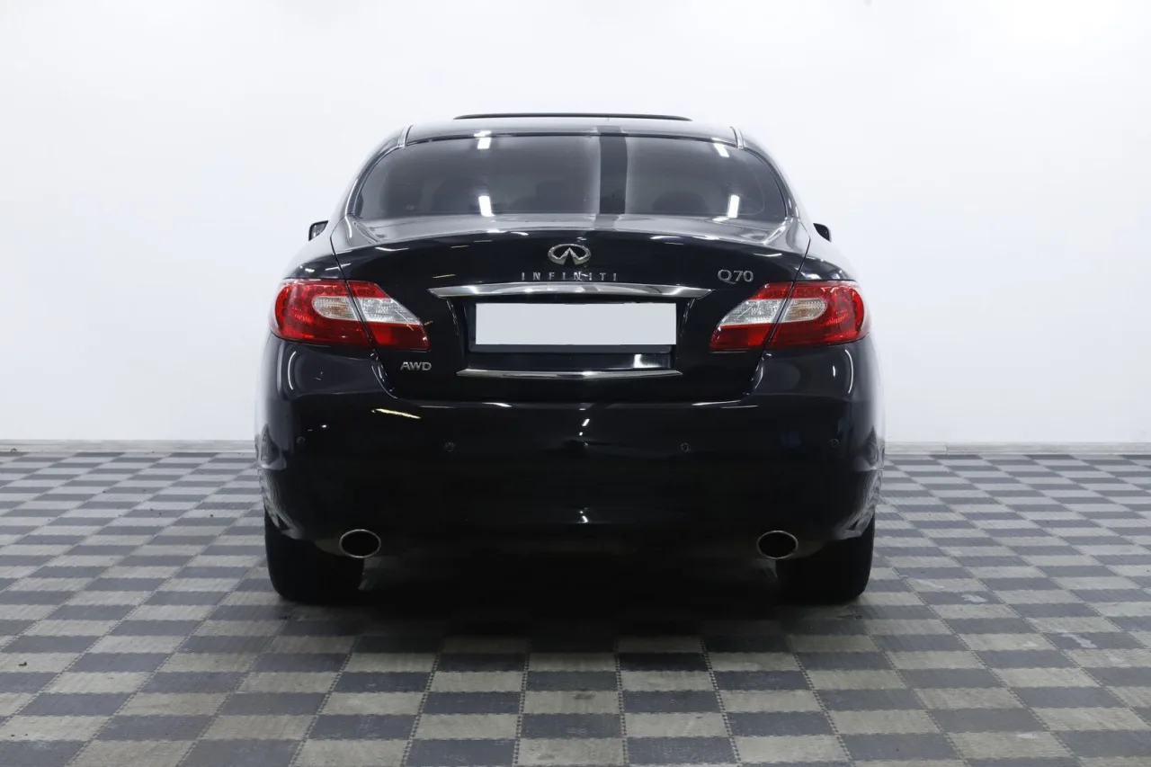 Infiniti Q70