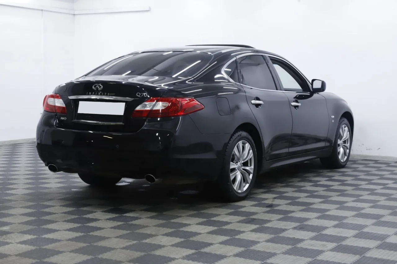 Infiniti Q70