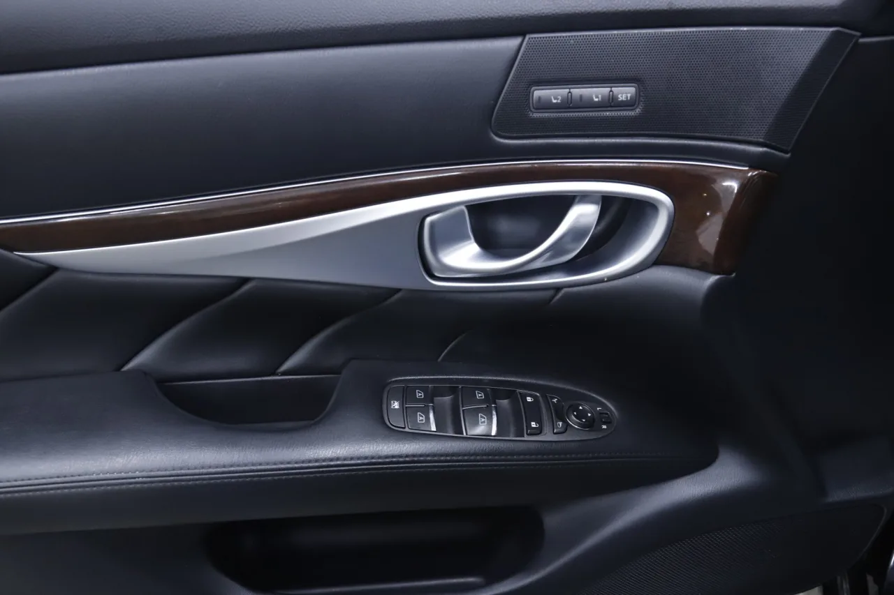 Infiniti Q70