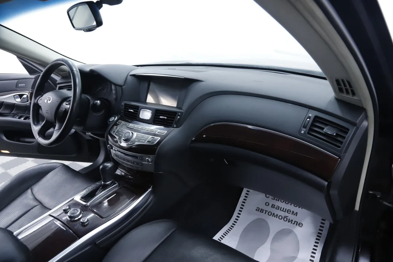 Infiniti Q70