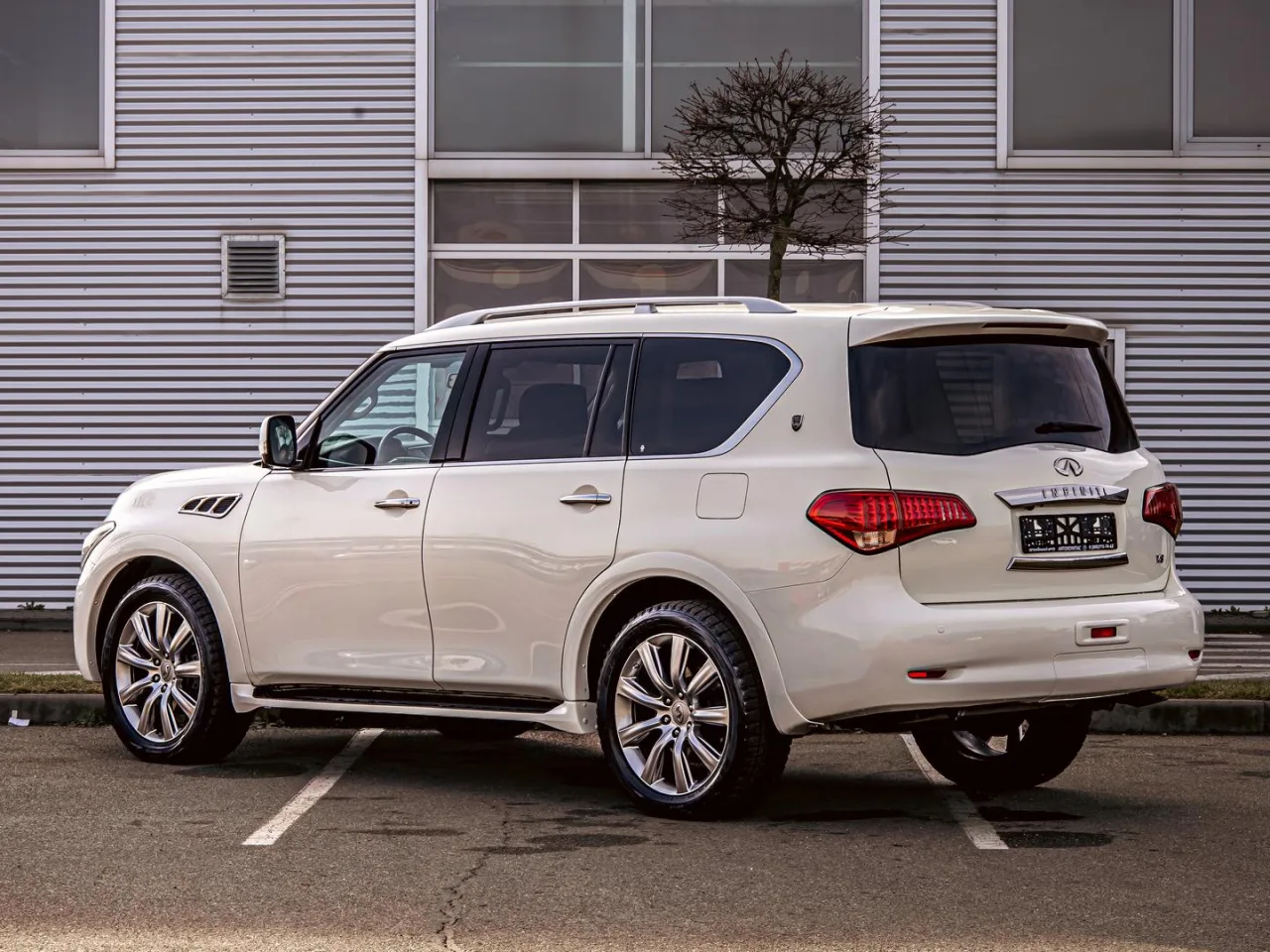 Infiniti QX56