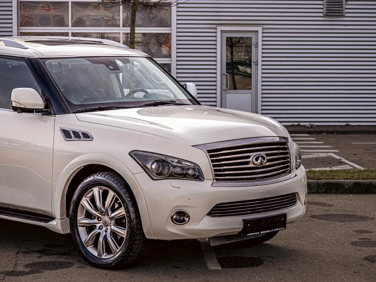 Infiniti QX56