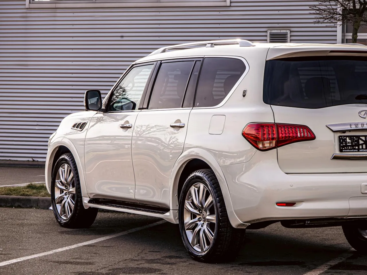 Infiniti QX56