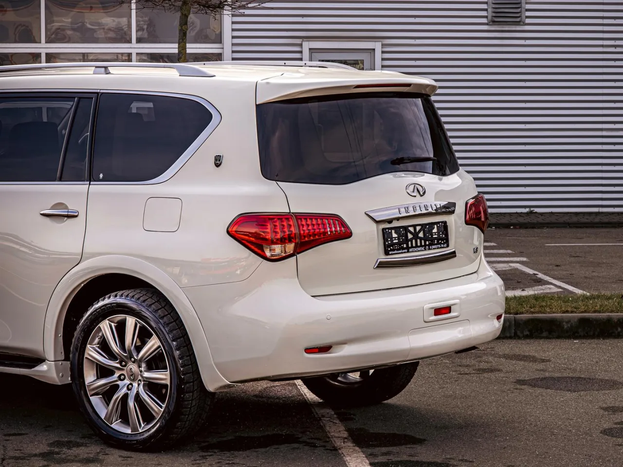 Infiniti QX56